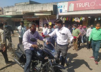 रस्त्याची दयनिय अवस्था झाल्याने राष्ट्रवादी काँग्रेसतर्फे अनोखे आंदोलन