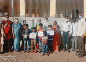 सुवर्णलता अडकमोल शिक्षिकेने वाढदिवसानिमित्त विद्यार्थ्यांना शैक्षणिक साहित्य