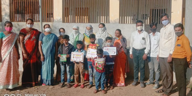 सुवर्णलता अडकमोल शिक्षिकेने वाढदिवसानिमित्त विद्यार्थ्यांना शैक्षणिक साहित्य