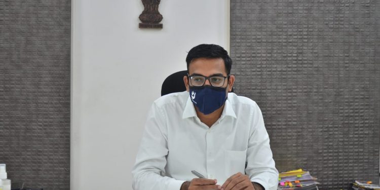 तृतीयपंथीयांनी ओळखपत्रासाठी पोर्टलवर नाव नोंदणी करावी : जिल्हाधिकारी