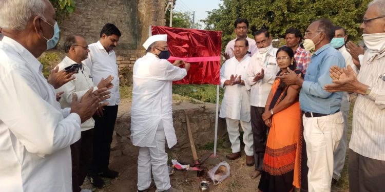 आ. शिरीष चौधरी यांच्या हस्ते डोंगर कठोरा व चिखली येथे रस्त्याचे भुमीपुजन
