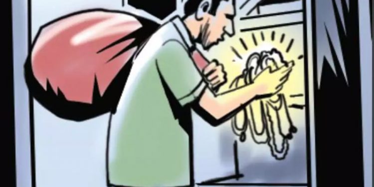 तालुक्यात अंजनविहिरी व आमडदे गावात भरदिवसा घरफोडी