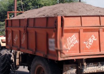 रावेरात ६ हजारांच्या वाळूसह २ ट्रॅक्टर जप्त