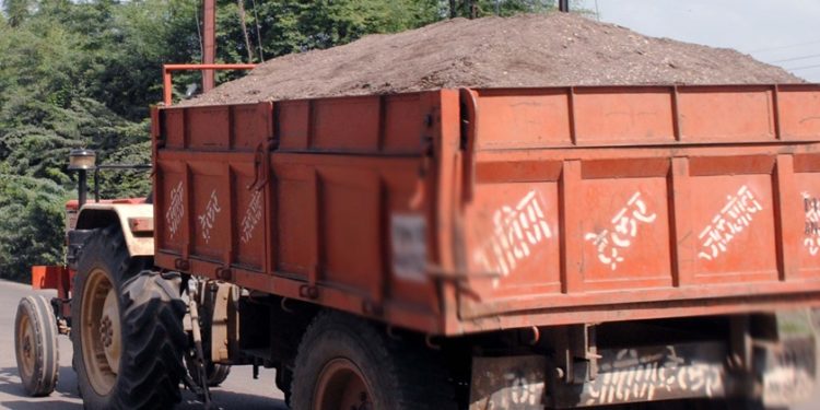 रावेरात ६ हजारांच्या वाळूसह २ ट्रॅक्टर जप्त