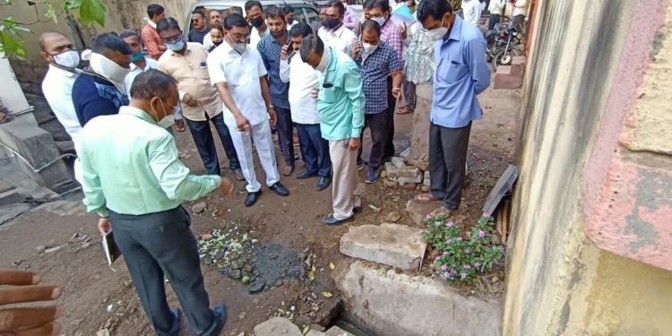 गटारींची स्वच्छता करा, अतिक्रमण तात्काळ हटवा!