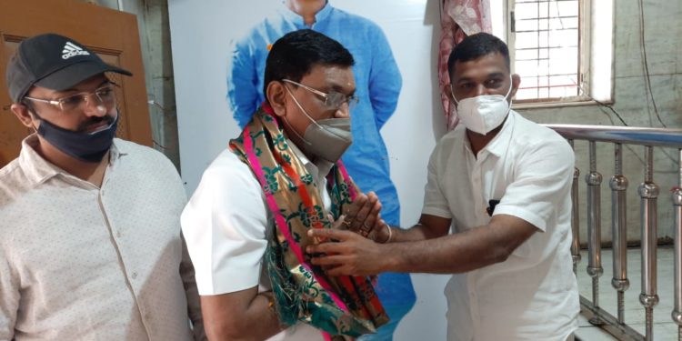 शिवसेनेच्या नगरसेवकांकडून भाजपचे उपमहापौर सुनील खडके यांचे जल्लोषात स्वागत!