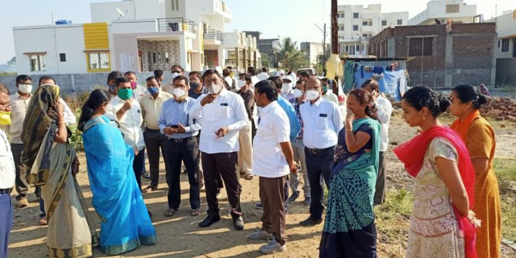 वाढीव वस्तीतील गटारी, पथदिवे, रस्त्यांच्या समस्या सोडवा!