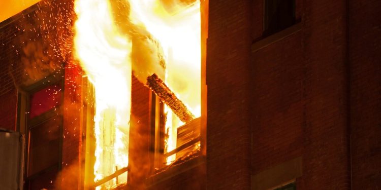 सिलेंडरचा भीषण स्फोट होऊन 13 जण जखमी