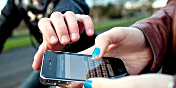 जळगावातील नवीन बस स्टॅन्डजळवळून ५ हजार किमतीचा मोबाईल लंपास