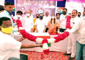 रोहिणी खडसे यांच्या वाढदिवसानिमित्ताने केळी व फळ तुला