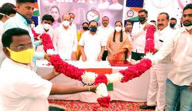 रोहिणी खडसे यांच्या वाढदिवसानिमित्ताने केळी व फळ तुला