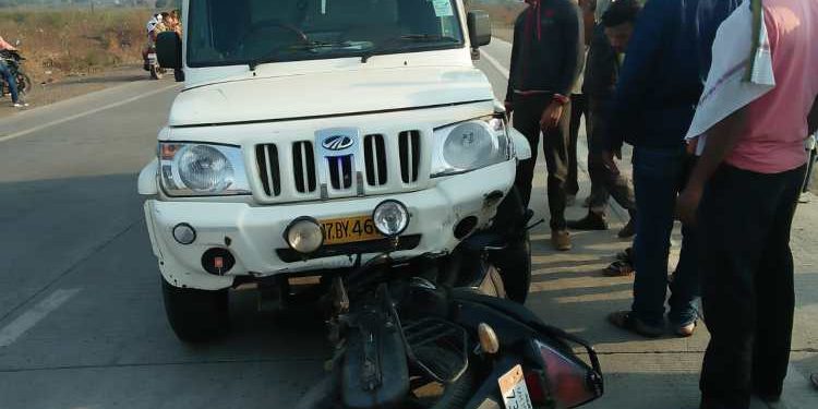 मालवाहू गाडीने दिली मोटारसायकलला धडक; तरुण जखमी