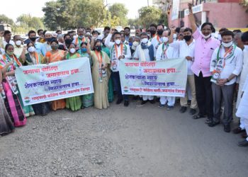 शेतकऱ्यांच्या हितासाठी जिल्हाधिकारी कार्यालयावर राष्ट्रवादी पक्षातर्फे आंदोलन
