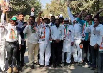 रावेर येथे मुख्य रस्त्यावर महाविकास आघाडीतर्फे जोरदार घोषणाबाजी