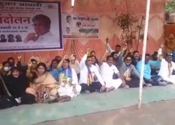 जिल्हाधिकारी कार्यालयासमोर वंचित बहुजन आघाडीतर्फे धरणे आंदोलन