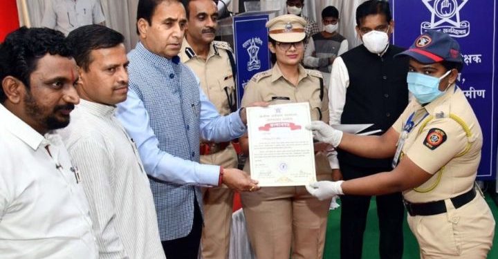 गृहमंत्री अनिल देशमुख यांच्या हस्ते मोक्षदा पाटील यांचा सत्कार