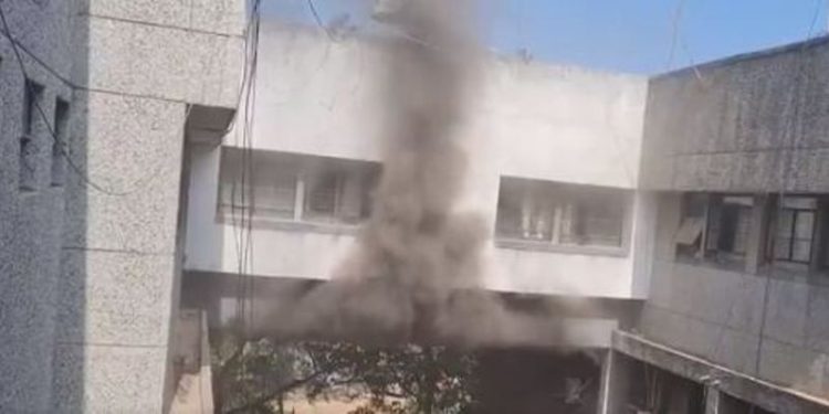 नाशिक महापालिकेत शिवसेना गटनेत्याच्या कार्यालयाला आग!