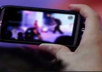 काँग्रेसचा आमदार सदनात पाहत पॉर्न व्हिडिओ ?, विधानपरिषदेतील प्रकार कॅमेऱ्यात कैद