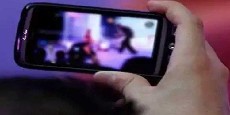 काँग्रेसचा आमदार सदनात पाहत पॉर्न व्हिडिओ ?, विधानपरिषदेतील प्रकार कॅमेऱ्यात कैद