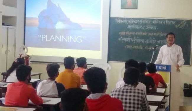 जळगावातील विवेकानंद महाविद्यालयात स्पर्धा परीक्षा मार्गदर्शन