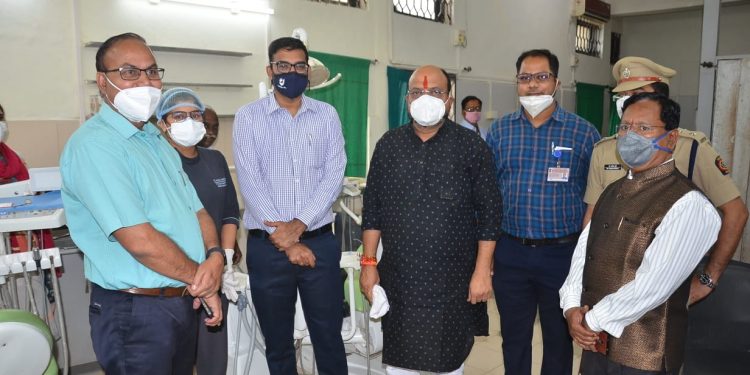 "शावैम" मधील अद्ययावत दंतोपचार विभागाची पालकमंत्र्यांसह आरोग्य उपसंचालक, जिल्हाधिकाऱ्यांनी केली पाहणी