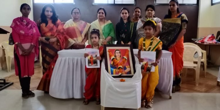 माॅं जिजाऊ व स्वामी विवेकानंद यांना अनोख्या पद्धतीने अभिवादन