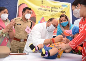 बालकाला लस पाजून पल्स पोलिओ मोहिमेचा पालकमंत्र्यांनी केला शुभारंभ