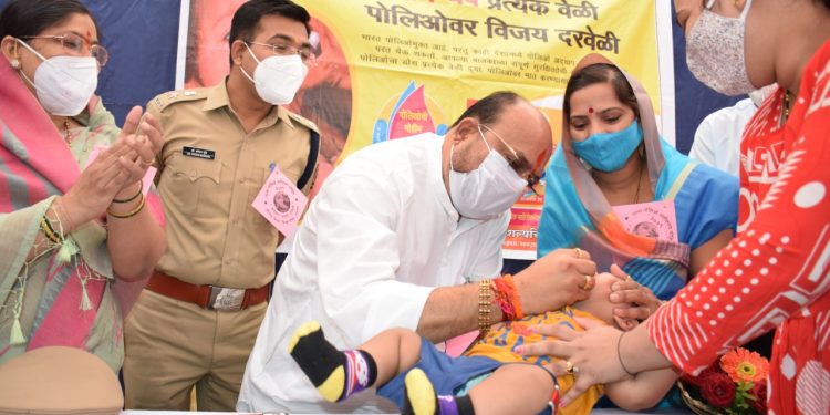 बालकाला लस पाजून पल्स पोलिओ मोहिमेचा पालकमंत्र्यांनी केला शुभारंभ