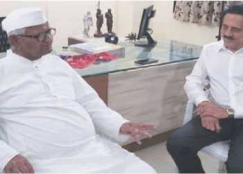 माजी मंत्री गिरीश महाजन हे पुन्हा अण्णा हजारे यांच्या भेटीला