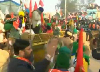 दिल्लीच्या सीमेवर शेतकऱ्यांनी पोलिसांनी लावलेले बॅरिकेड्टस तोडले