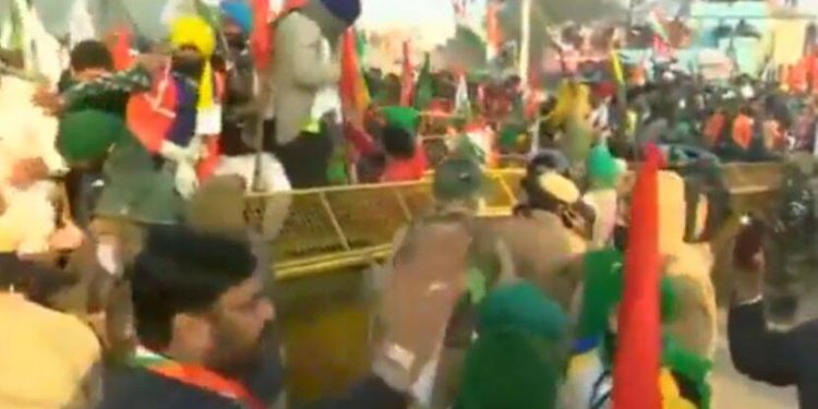 दिल्लीच्या सीमेवर शेतकऱ्यांनी पोलिसांनी लावलेले बॅरिकेड्टस तोडले