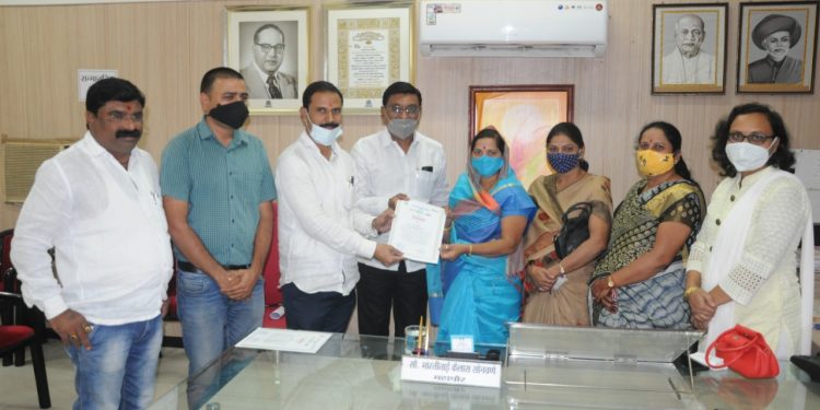 कोरोना यौध्दा म्हणून म.न.पा. तर्फे प्रभाग समिती सदस्यांचा सत्कार