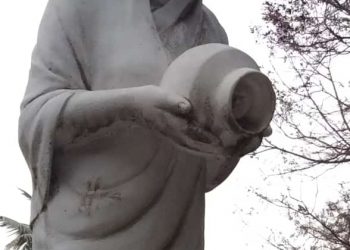 जळगाव येथील उद्यानातील खांदेशकन्या कवयित्री बहिणाबाईं चौधरींच्या पुतळ्याची दयनीय अवस्था