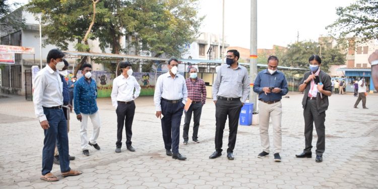 “कोविशील्ड” देण्याच्या जागेची जिल्हाधिकाऱ्यांनी केली पाहणी