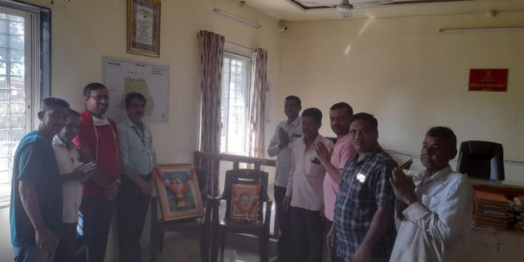 यावल येथे तहसील कार्यालयात नेताजी सुभाषचंद्र बोस, बाळासाहेब ठाकरे यांना अभिवादन