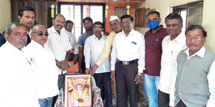 यावल येथे शिवसेनेतर्फे बाळासाहेब ठाकरे यांच्या जयंतीनिमित्त आदरांजली
