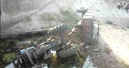 जळगावातील भादलीजवळ ट्रॅक्टर उलटल्याने अपघात