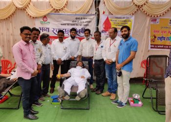 महाराष्ट्र राज्य पत्रकार संघ, नेहरू युवा केंद्राच्यावतीने 21 रक्तदात्याने केले रक्तदान