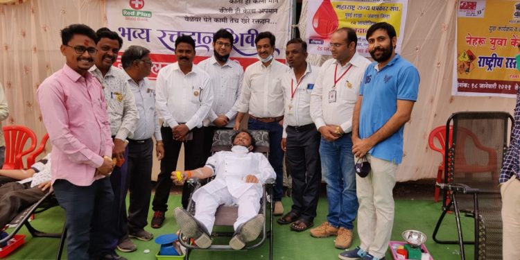 महाराष्ट्र राज्य पत्रकार संघ, नेहरू युवा केंद्राच्यावतीने 21 रक्तदात्याने केले रक्तदान