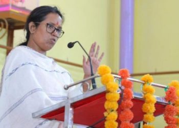 Share Market : गिरावट के साथ खुला शेयर बाजार, 157 अंक नीचे सेंसेक्स By Khushboo| Published: Wednesday, February 17, 2021, 9:57 [IST] नई द‍िल्‍ली: आज सप्ताह के तीसरे कारोबारी दिन यानी बुधवार को शेयर बाजार गिरावट के साथ खुला। बॉम्बे स्टॉक एक्सचेंज का प्रमुख इंडेक्स सेंसेक्स 157.41 अंक (0.30 फीसदी) की गिरावट के साथ 51946.76 के स्तर पर खुला। वहीं नेशनल स्टॉक एक्सचेंज का निफ्टी 43.40 अंक यानी 0.28 फीसदी की गिरावट के साथ 15270.10 के स्तर पर खुला। शुरुआती कारोबार में 641 शेयरों में तेजी आई, 563 शेयर में गिरावट दखी गई और 68 शेयरों में कोई बदलाव नहीं हुआ। Share Market : गिरावट के साथ खुला शेयर बाजार आज के दिग्गज शेयरों का हाल दिग्गज शेयरों की बात करें, तो आज शुरुआती कारोबार के दौरान एसबीआई, इंडसइंड बैंक, बजाज ऑटो, अल्ट्राटेक सीमेंट, टेक महिंद्रा, भारती एयरटेल और बजाज फाइनें के शेयर हरे निशान पर खुले। वहीं एचडीएफसी बैंक, ग्रासिम, एक्सिस बैंक, अडाणी पोर्ट्स, टाटा मोटर्स, बजाज फिनसर्व, जेएसडब्ल्यू स्टील और टाटा स्टील के शेयर लाल निशान पर खुले। प्री ओपन के दौरान सुबह 9.05 बजे सेंसेक्स 116.90 अंक (0.22 फीसदी) नीचे 51987.27 के स्तर पर था। वहीं निफ्टी 11.40 अंक (0.07 फीसदी) नीचे 15302.10 के स्तर पर था। मंगलवार के कारोबारी दिन उच्चतम स्तर पर खुला था बाजार पिछले कारोबारी दिन सेंसेक्स 308.17 अंक (0.59 फीसदी) की तेजी के साथ 52462.30 के स्तर पर खुला था। वहीं निफ्टी 56.57 अंक यानी 0.37 फीसदी की तेजी के साथ 15,371.45 के स्तर पर खुला था। बाद में गिरावट पर बंद हुआ था बाजार मंगलवार को दिनभर के उतार-चढ़ाव के बाद घरेलू शेयर बाजार गिरावट पर बंद हुआ था। सेंसेक्स 49.96 अंक (0.10 फीसदी) नीचे 52104.17 के स्तर पर बंद हुआ था। वहीं निफ्टी 1.25 अंक यानी 0.01 फीसदी की मामूली गिरावट के साथ 15313.45 के स्तर पर बंद हुआ था।