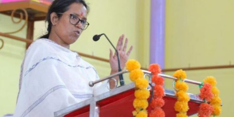 Share Market : गिरावट के साथ खुला शेयर बाजार, 157 अंक नीचे सेंसेक्स By Khushboo| Published: Wednesday, February 17, 2021, 9:57 [IST] नई द‍िल्‍ली: आज सप्ताह के तीसरे कारोबारी दिन यानी बुधवार को शेयर बाजार गिरावट के साथ खुला। बॉम्बे स्टॉक एक्सचेंज का प्रमुख इंडेक्स सेंसेक्स 157.41 अंक (0.30 फीसदी) की गिरावट के साथ 51946.76 के स्तर पर खुला। वहीं नेशनल स्टॉक एक्सचेंज का निफ्टी 43.40 अंक यानी 0.28 फीसदी की गिरावट के साथ 15270.10 के स्तर पर खुला। शुरुआती कारोबार में 641 शेयरों में तेजी आई, 563 शेयर में गिरावट दखी गई और 68 शेयरों में कोई बदलाव नहीं हुआ। Share Market : गिरावट के साथ खुला शेयर बाजार आज के दिग्गज शेयरों का हाल दिग्गज शेयरों की बात करें, तो आज शुरुआती कारोबार के दौरान एसबीआई, इंडसइंड बैंक, बजाज ऑटो, अल्ट्राटेक सीमेंट, टेक महिंद्रा, भारती एयरटेल और बजाज फाइनें के शेयर हरे निशान पर खुले। वहीं एचडीएफसी बैंक, ग्रासिम, एक्सिस बैंक, अडाणी पोर्ट्स, टाटा मोटर्स, बजाज फिनसर्व, जेएसडब्ल्यू स्टील और टाटा स्टील के शेयर लाल निशान पर खुले। प्री ओपन के दौरान सुबह 9.05 बजे सेंसेक्स 116.90 अंक (0.22 फीसदी) नीचे 51987.27 के स्तर पर था। वहीं निफ्टी 11.40 अंक (0.07 फीसदी) नीचे 15302.10 के स्तर पर था। मंगलवार के कारोबारी दिन उच्चतम स्तर पर खुला था बाजार पिछले कारोबारी दिन सेंसेक्स 308.17 अंक (0.59 फीसदी) की तेजी के साथ 52462.30 के स्तर पर खुला था। वहीं निफ्टी 56.57 अंक यानी 0.37 फीसदी की तेजी के साथ 15,371.45 के स्तर पर खुला था। बाद में गिरावट पर बंद हुआ था बाजार मंगलवार को दिनभर के उतार-चढ़ाव के बाद घरेलू शेयर बाजार गिरावट पर बंद हुआ था। सेंसेक्स 49.96 अंक (0.10 फीसदी) नीचे 52104.17 के स्तर पर बंद हुआ था। वहीं निफ्टी 1.25 अंक यानी 0.01 फीसदी की मामूली गिरावट के साथ 15313.45 के स्तर पर बंद हुआ था।