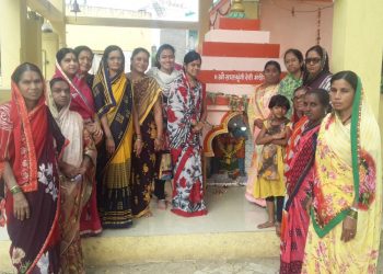 महेलखेडी ग्रामपंचायतीच्या निवडणुकीसाठी मंदिरात सर्व उमेदवारांनी केले नारळ फोडून प्रचाराचे शुभारंभ