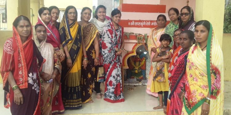 महेलखेडी ग्रामपंचायतीच्या निवडणुकीसाठी मंदिरात सर्व उमेदवारांनी केले नारळ फोडून प्रचाराचे शुभारंभ