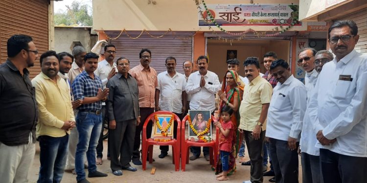 यावल येथे माँ जिजाऊ व स्वामी विवेकानंद यांना अभिवादन