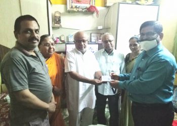 ज्येष्ठ पत्रकार अशोक भाटिया यांना जिल्हा माहिती अधिकारी बोडके यांच्या हस्ते अधिस्वीकृती पत्रिका