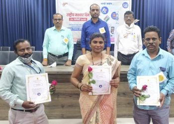 यावलच्या तीन ग्रामसेवकांचे ग्रामस्तरीय मतदार नोंदणीसाठी पुरस्कार