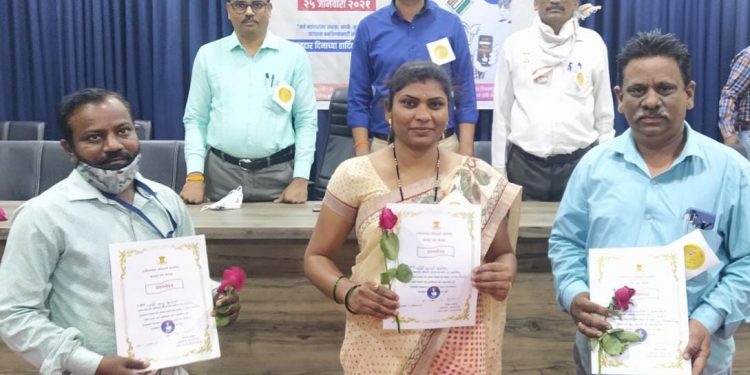 यावलच्या तीन ग्रामसेवकांचे ग्रामस्तरीय मतदार नोंदणीसाठी पुरस्कार