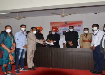 महात्मा ज्योतिबा फुले जनआरोग्य योजनेत उत्कृष्ट कार्याबद्दल जळगावच्या "शावैम"चा पालकमंत्र्यांनी केला सन्मान