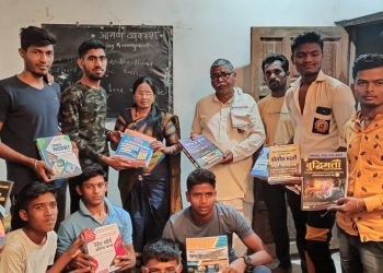 चिखली येथे कॉंग्रेसच्या वतीने वाचनालयास अभ्यास पुस्तकाचे वाटप