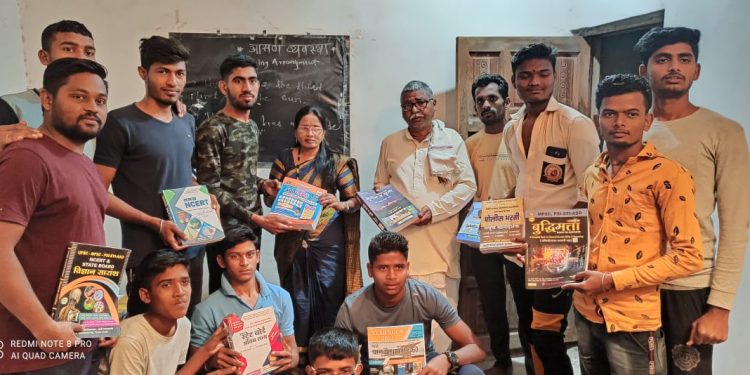 चिखली येथे कॉंग्रेसच्या वतीने वाचनालयास अभ्यास पुस्तकाचे वाटप